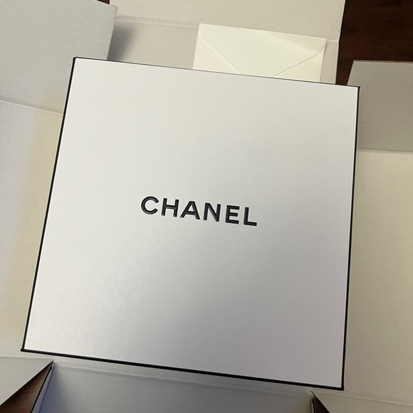 New CHANEL Square Empty Gift Box Container 8.5"x8.5"x3.75" With Envelope&tissue - Picture 1 of 4